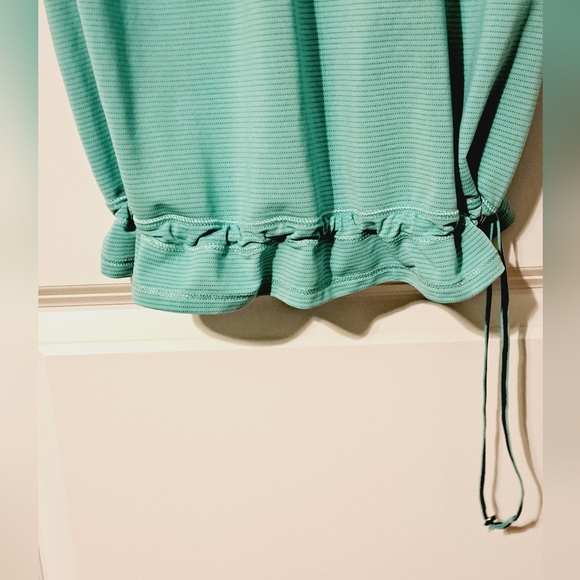 Lululemon run. Tame me tank. Mint green stripe.  Women’s Size 4. - Picture 10 of 11